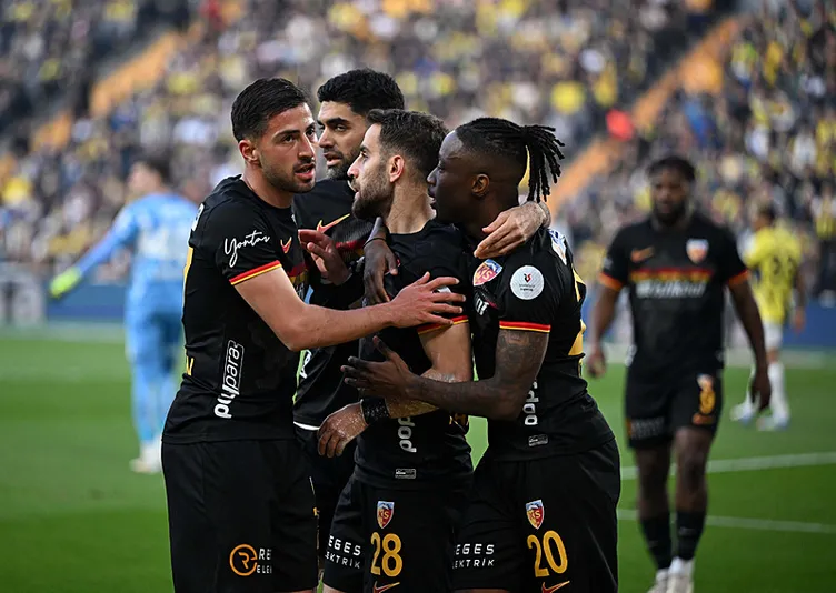 Fenerbahçe taraftarlarından büyük tepki! Maç sonunda DJ kabinine saldırı | Yönetim istifa tezahüratları...