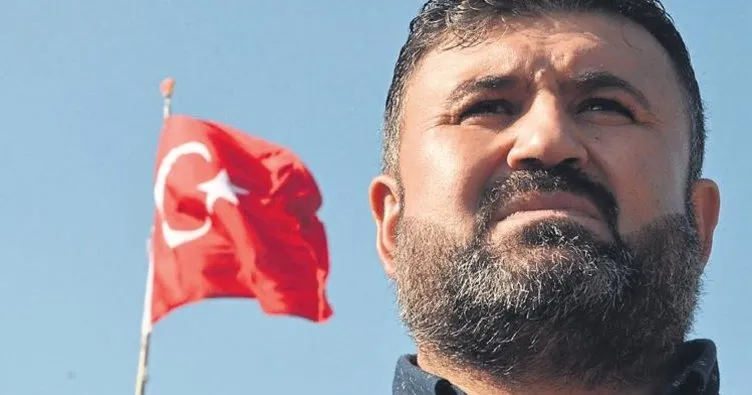 Evinin çatısına dev Türk bayrağı dikti
