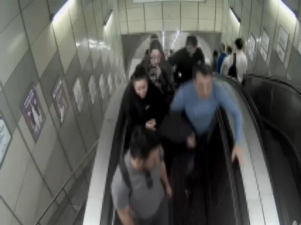 istanbulda-yankesicilik-yontemiyle-cep-telefonu-calan-hirsizlar-sucustu-yakalandi-1780557546904.jpg