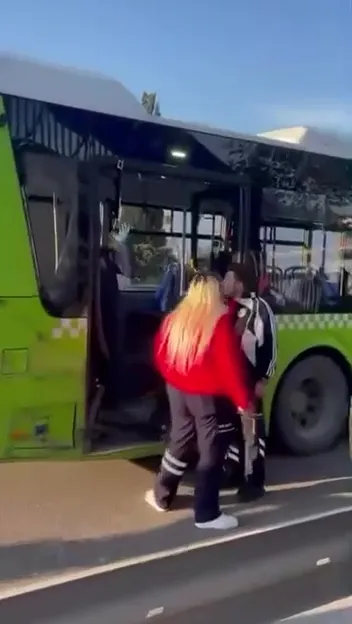 belediye-otobusu-ile-kamyonet-carpisti-1-yarali-1791450349056.jpg