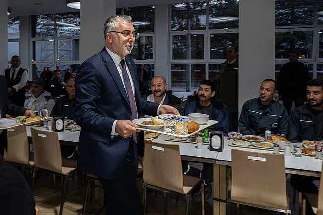 Bakan Işıkhan, ilk iftarını fabrika işçileriyle yaptı