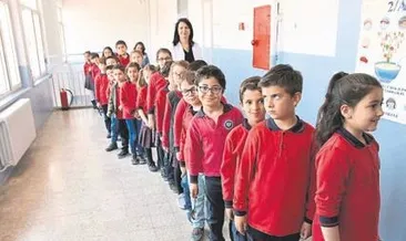 Öğrencıler okulda anne çorbası ıçıyor