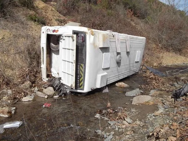 Öğrenci servisi uçuruma yuvarlandı