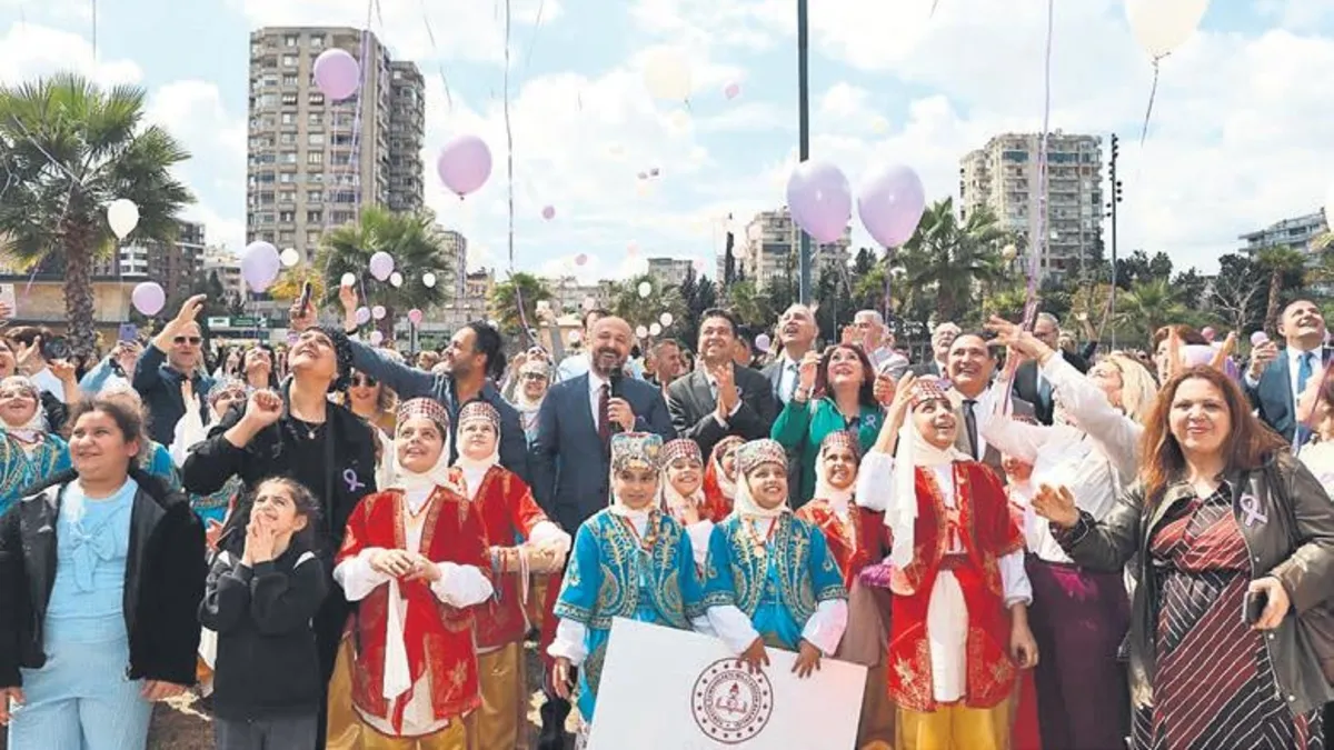 Gökyüzüne mor balonlar bırakıldı