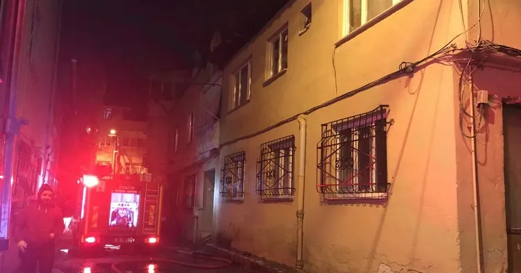 Bursa’da çatı katında çıkan yangın mahalleliyi sokağa döktü