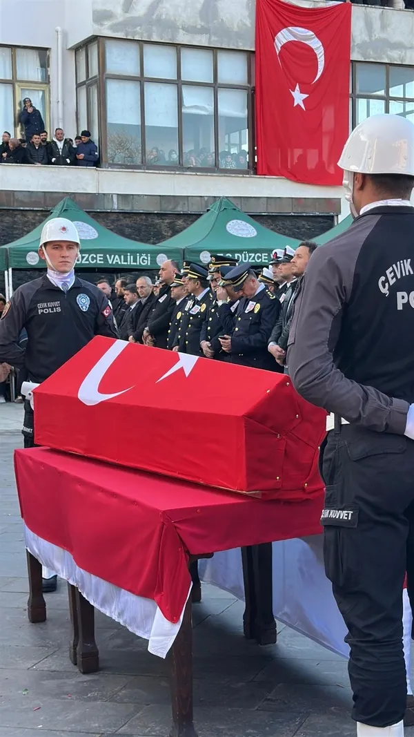 duzce-sehidine-veda-etti-sehit-polis-memuru-turgut-kulunk-son-yolculuguna-ugurlandi-1767101870723.jpg