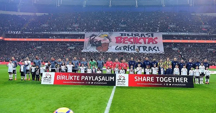 Beşiktaş tribünlerinden dev pankart