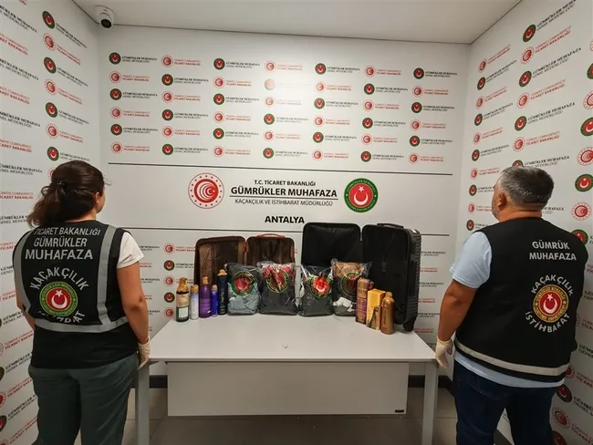 antalya-havalimaninda-uyusturucu-operasyonu-18-kilo-metamfetamin-ele-gecirildi-1788722733020.jpg
