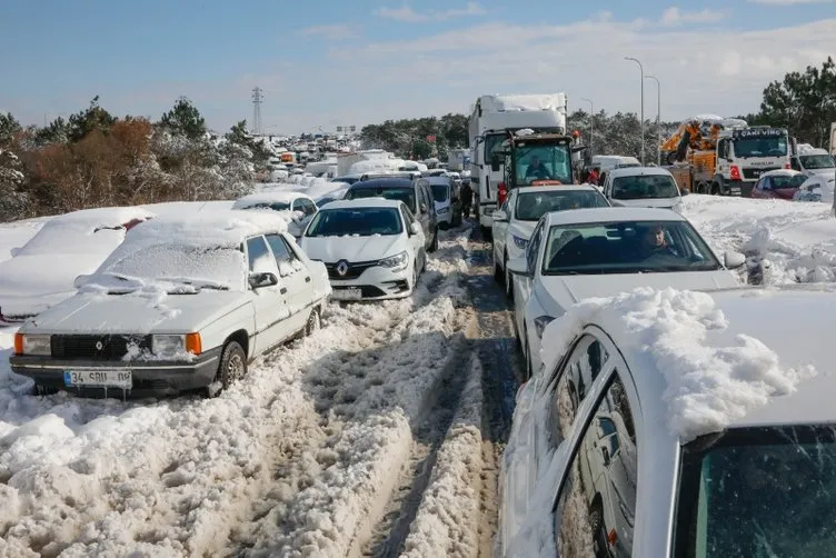 Son Dakika Haberi: Vali Ali Yerlikaya’dan İstanbul’un kar esaretiyle ilgili flaş çağrı! ’Araçları acilen çekin’