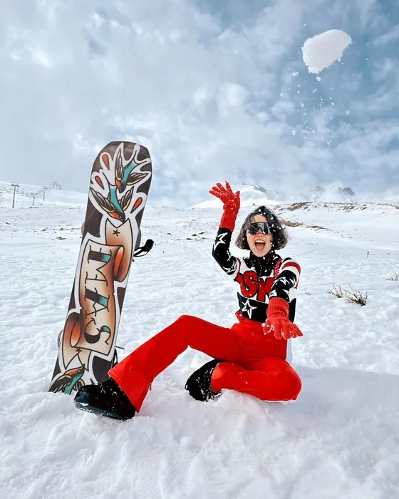 Aşıklar karın keyfini çıkardı! Zeynep Bastık ve Serkay Tütüncü’nün tatil pozları çok konuşuldu!