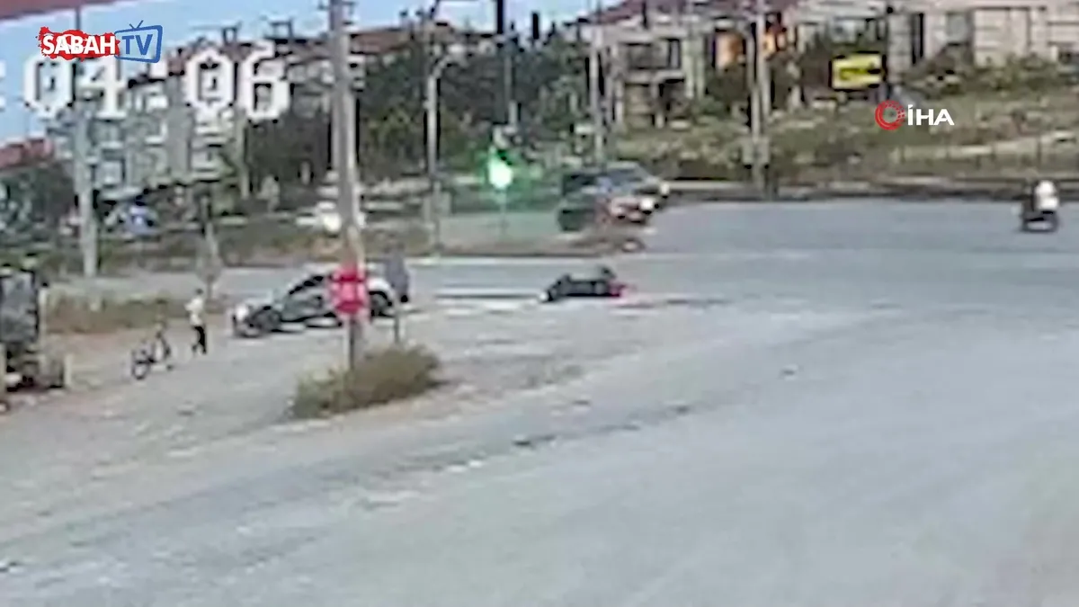 Kavşakta otomobile çarpan motosikletteki 2 kişi yaralandı: Kaza anı kamerada | Video videosunu izle Kavşakta otomobile çarpan motosikletteki 2 kişi yaralandı: Kaza anı kamerada | Video videosunu izle