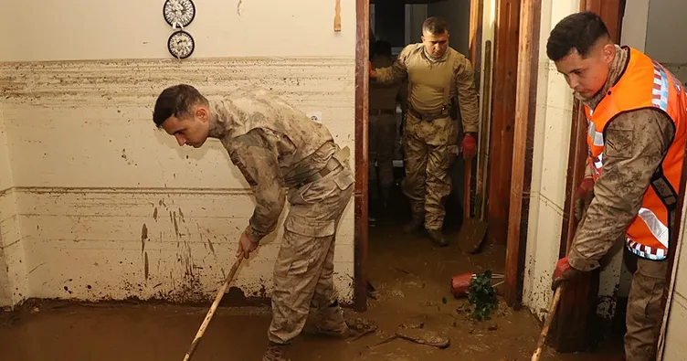 Jandarma komandoları Ayazağa’da: Sel sonrası yaralar sarılıyor