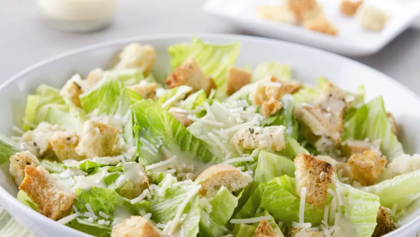 YAZIN FAVORİSİ OLACAK! TAVUKLU SEZAR SALATA TARİFİYLE FORMDA KALIN