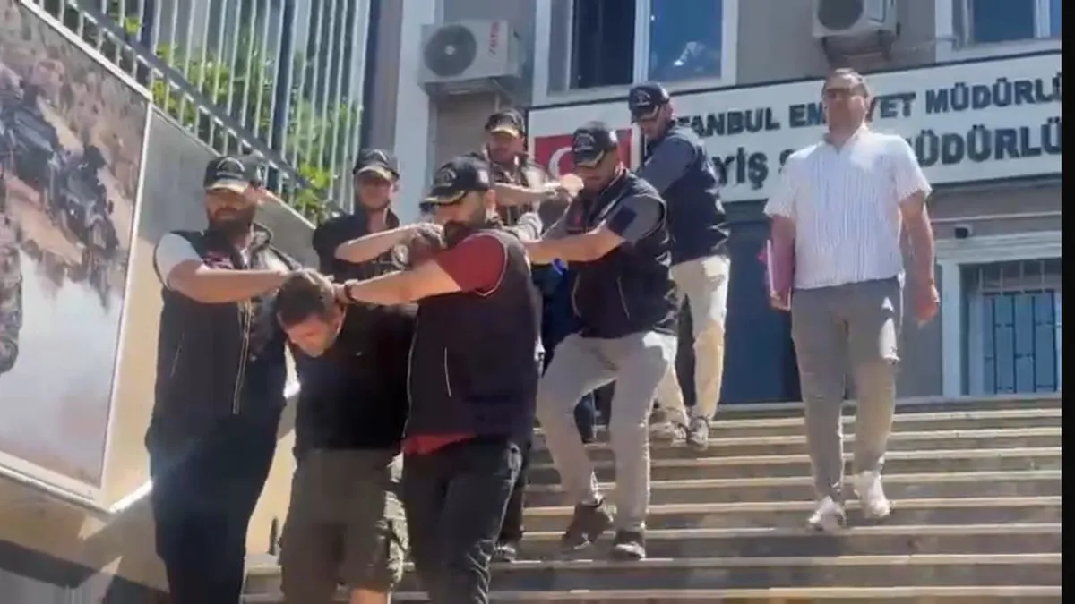 İstanbul’da 11 milyonluk dev vurgun! Yaşlı kadın kapıya gelen şüpheliye parayı elleriyle teslim etti… İstanbul’da 11 milyonluk dev vurgun! Yaşlı kadın kapıya gelen şüpheliye parayı elleriyle teslim etti…