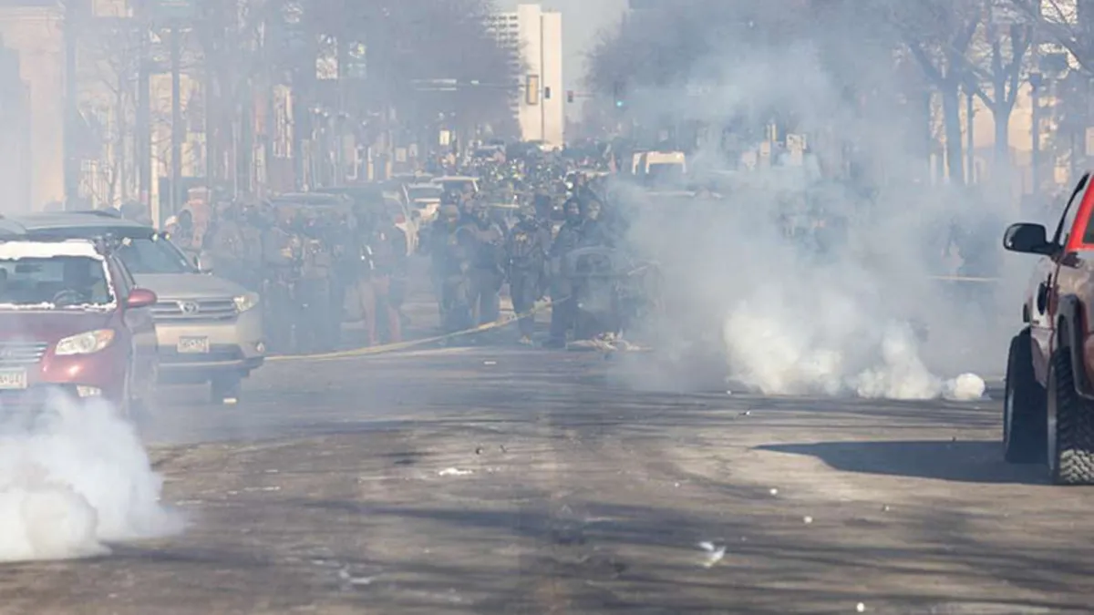 Federal ajanlar göstericiyi kurşun yağmuruna tuttu: ABD’de iç savaşın ayak sesleri mi? Federal ajanlar göstericiyi kurşun yağmuruna tuttu: ABD’de iç savaşın ayak sesleri mi?