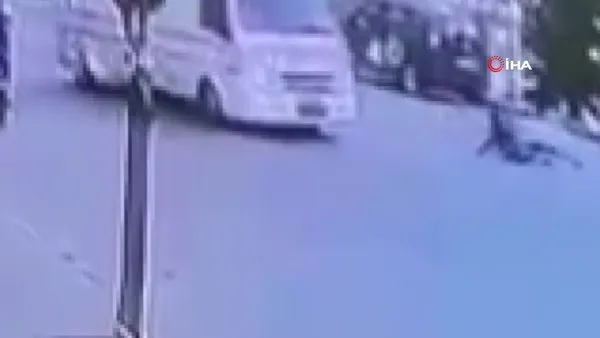 Sokak köpeğinden kaçan çocuğa minibüs çarptı, metrelerce sürüklendi! O anlar kamerada | Video