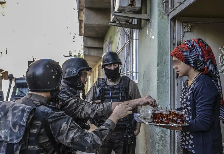 Diyarbakır’da vatandaşlar polise çay ikram etti!