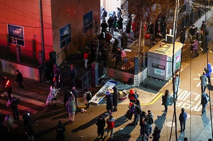 Güney Kore’de göstericiler mahkemeyi bastı: Eski devlet başkanı resmen tutuklandı