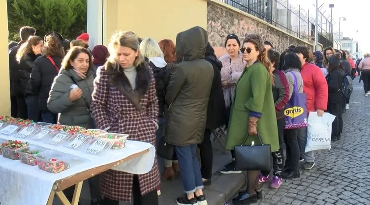 Anahtar alıp dilek dilemek için kilise önünde metrelerce kuyruğa girdiler