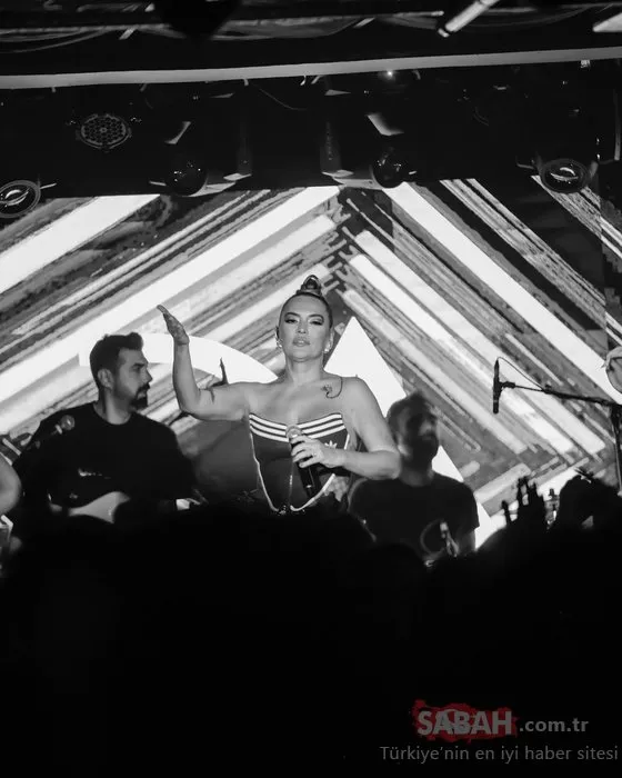 Demet Akalın’ın sahne tarzı gündem oldu! Simge Sağın’dan yorum gecikmedi