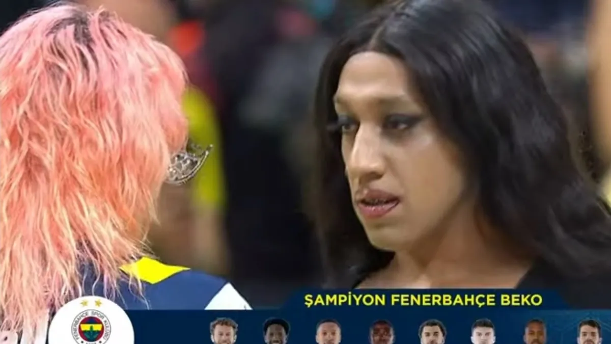 Fenerbahçe Beko şampiyonluk kutlamasında ‘travesti şov’ isyanı! Taraftarlardan Ali Koç’a tepki yağıyor… Fenerbahçe Beko şampiyonluk kutlamasında ‘travesti şov’ isyanı! Taraftarlardan Ali Koç’a tepki yağıyor…