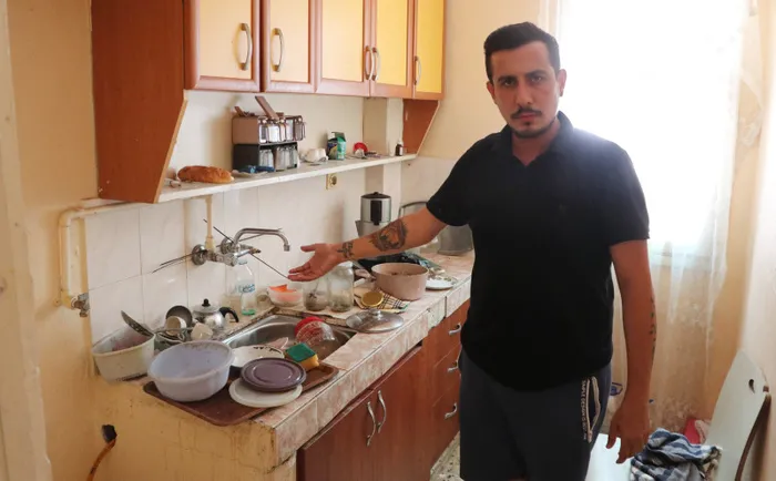 babasini-cop-evde-bu-halde-buldu-resmen-olume-terk-edilmis-1690971410558.jpg