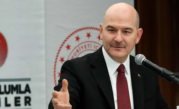 son-dakika-kacak-gocmenlerle-ilgili-yeni-tedbirler-bakan-soylu-duyurdu-bugun-itibariyla-basliyor-1654761715620.jpg SON DAKİKA: Kaçak göçmenlerle ilgili yeni tedbirler! Bakan Soylu duyurdu: Bugün itibarıyla başlıyor