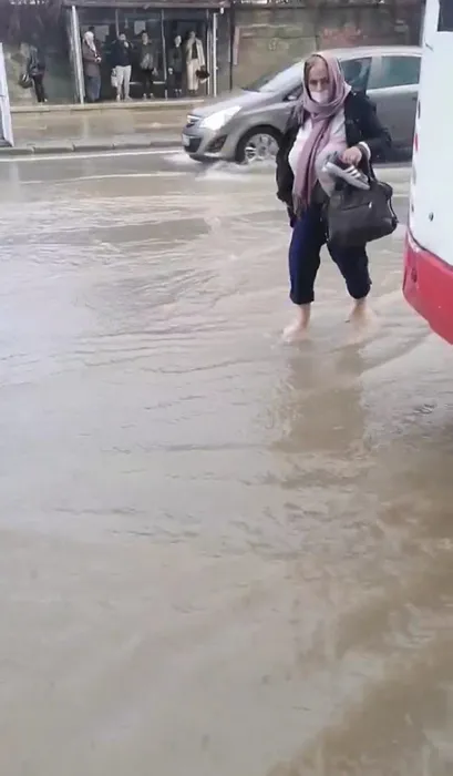 İzmir’de yağmur sonrası aynı rezalet: Cadde ve sokaklar göle döndü!