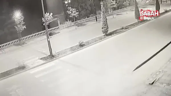 Aydınlatma direğine çarpan motosiklet sürücüsü feci şekilde can verdi | Video
