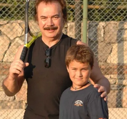 Orhan Gencebay’ın torunu Efe yıllar sonra ortaya çıktı! Jönlere taş çıkartıyor: Yeni bir yıldız mı doğuyor?