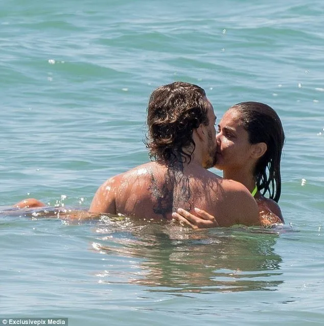 Fernando Alonso, sevgilisini öpmeye doyamadı