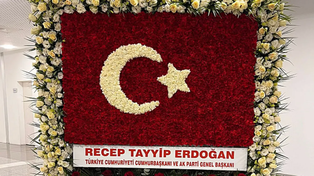 Cumhurbaşkanı Erdoğan’dan MHP’nin 57. kuruluş yıl dönümü için Türk bayraklı kutlama çiçeği Cumhurbaşkanı Erdoğan’dan MHP’nin 57. kuruluş yıl dönümü için Türk bayraklı kutlama çiçeği