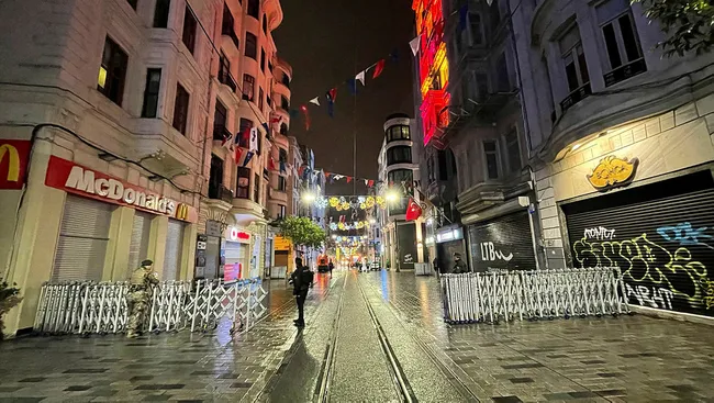 istiklal-caddesi-esnafi-banklarin-kaldirilmasini-talep-etti-1668445953031.jpg İstiklal Caddesi esnafı, bankların kaldırılmasını talep etti