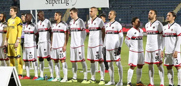 Jailton, İstiklal Marşı sırasında bayrağa döndü