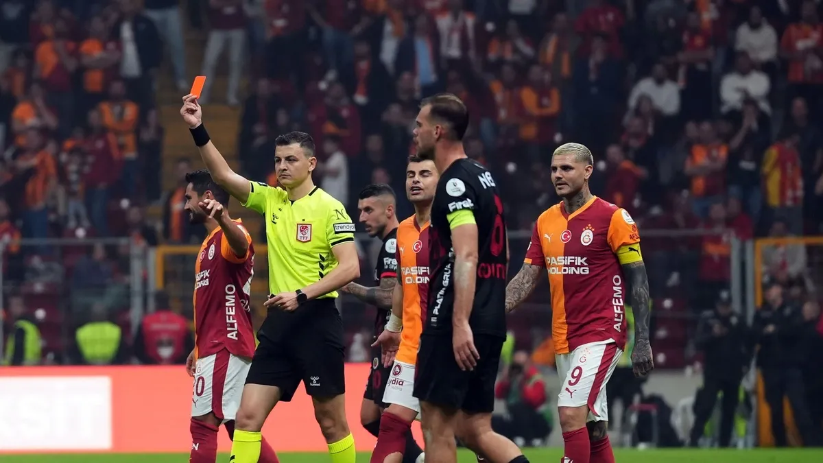 Galatasaray’dan çarpıcı VAR tepkisi! Kırmızı kart ve penaltı pozisyonu… Galatasaray’dan çarpıcı VAR tepkisi! Kırmızı kart ve penaltı pozisyonu…