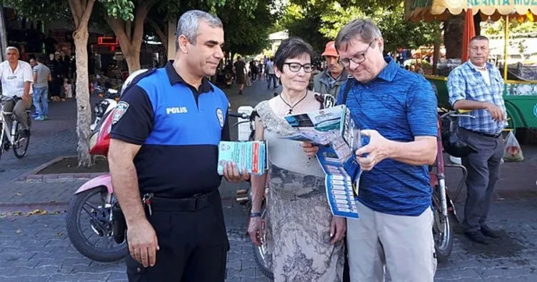 Alanya polisi turistlere harita dağıttı