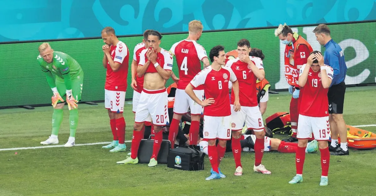 Клубы англии. Трибуна плачет. Футболист упал на поле. Кристиан эриксен чемпионат европы. На матче дании.