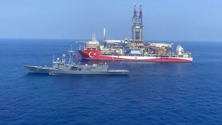 Türkiye’nin 4. sondaj gemisi Abdülhamid Han’a Deniz Kuvvetleri refakat ediyor