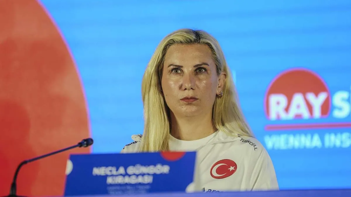 Necla Güngör Kıragası: Bu kızlar ilklerin takımı olmak istiyorlar