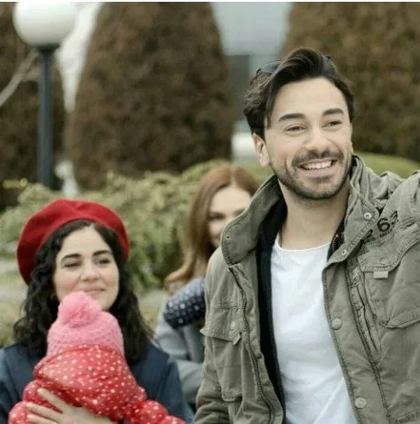 ‘Seviyor Sevmiyor’un yıldızları Gökhan Alkan ve Zeynep Çamcı yıllar sonra bir araya geldi