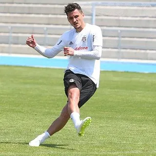 Galatasaray, Beşiktaş'tan Mustafa Pektemek'e talip oldu