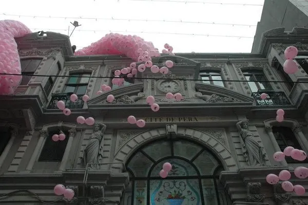 Gökten balon yağdı