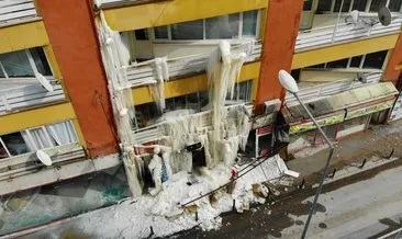 Kombisi patlayan ağır hasarlı bina, buz dağına döndü