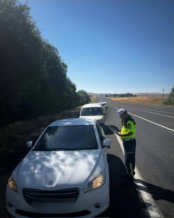 agrida-jandarmadan-trafik-denetimi-1185-arac-kontrol-edildi-5-kisi-yakalandi-1753019103906.jpg