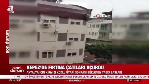 Son Dakika: Antalya'da 'kırmızı kod' uyarısından sonra beklenen yağış başladı... Fırtına çatıları uçurdu! | Video