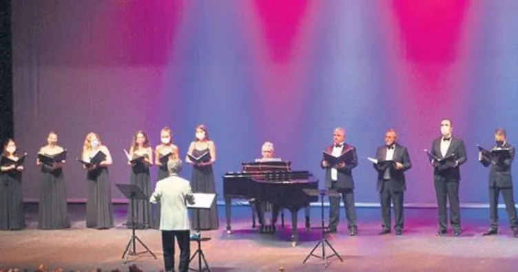 Operada maskeli konser