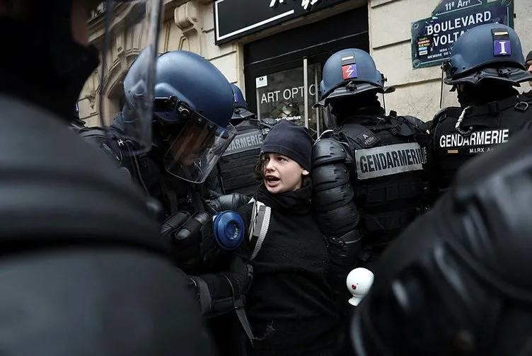 Fransa’da ortalık yangın yeri! Polisten orantısız güç: O anlar saniye saniye görüntülendi...