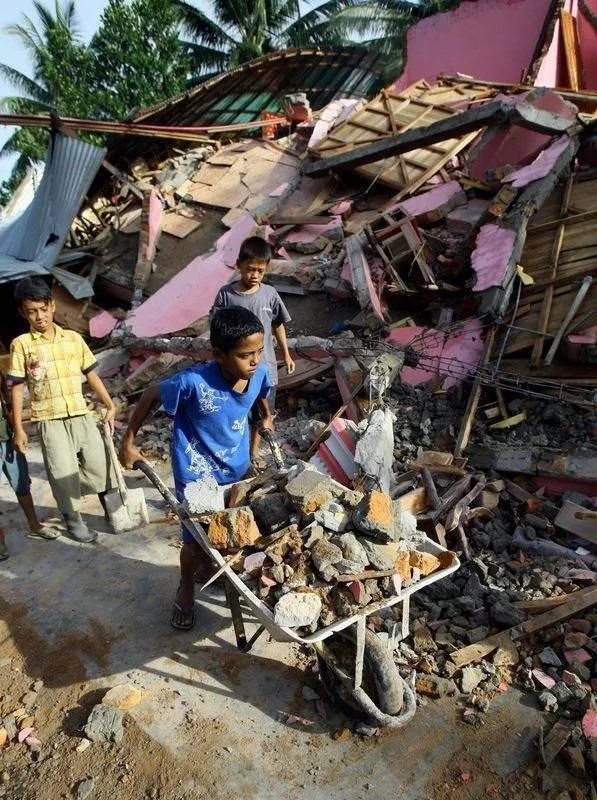 Endonezya'da 7.6'lık deprem