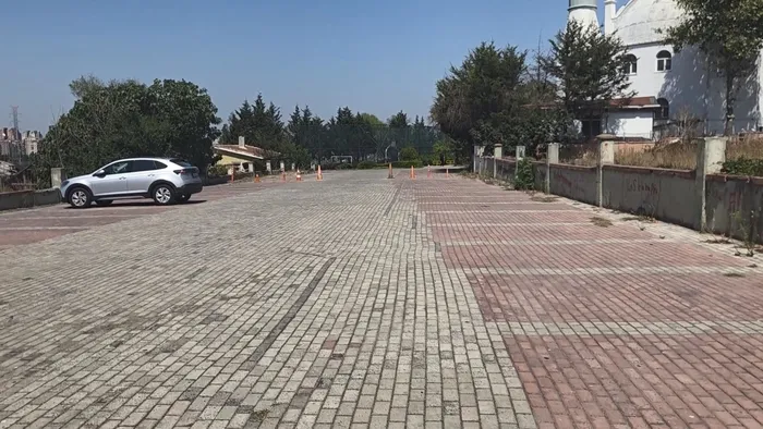 bahcesehirde-dehset-anlari-sokak-ortasinda-silahli-saldiriya-ugradi-arkadaslari-basindan-ayrilmadi-1787747944408.jpg