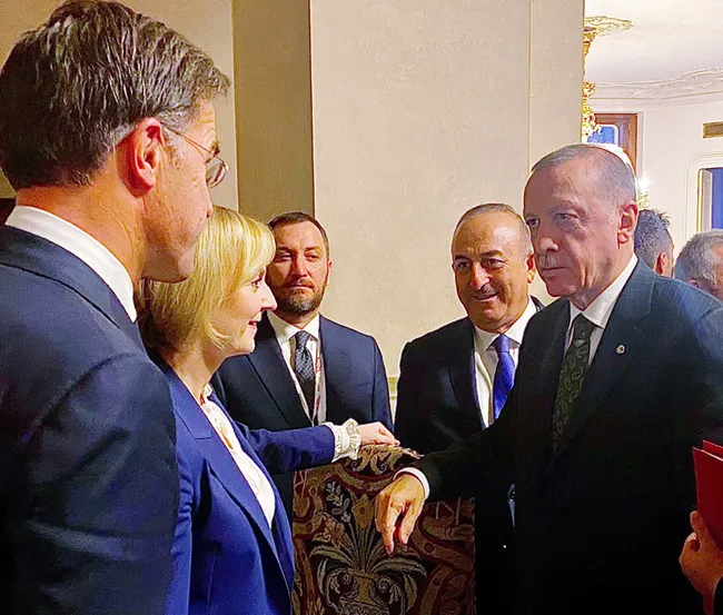 son-dakika-baskan-erdogandan-avrupa-siyasi-toplulugu-zirvesinde-diplomasi-trafigi-1665076385929.jpg